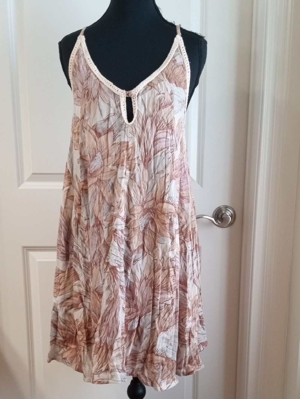 O'Neill Floral Spaghetti-Strap Mini Dress in Cream and Peach Hues. Size Small - Picture 3 of 15